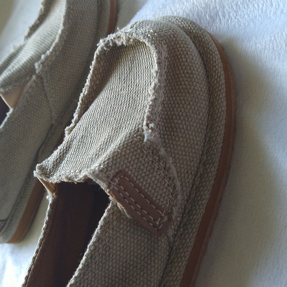 Toddler.Never worn: Canvas Shoes. Size 10 Toddler. Unisex - Picture 3 of 12